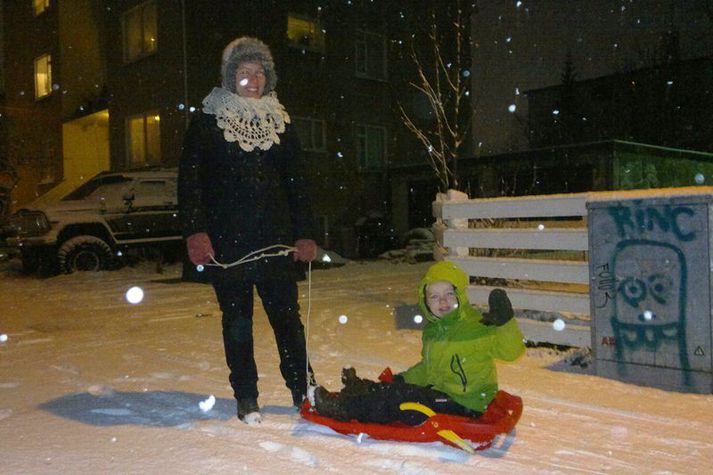 Mæðginin á leiðinni í skólann.