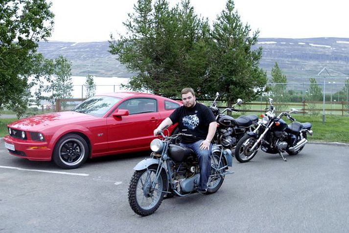 Gísli Rúnar á sjálfur ófáa bíla og mótorhjóli. Hér situr hann á 1939 Royal Enfield mótorhjóli sínu.