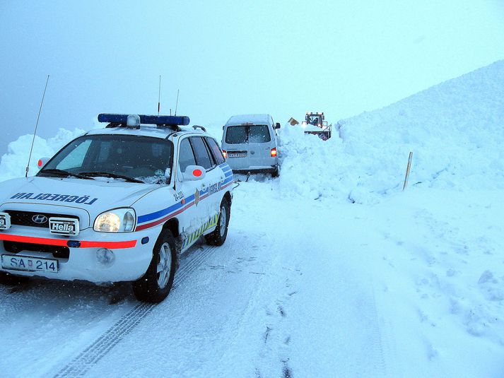 Lögreglan á Vestfjörðum aðstoðar nú flutningsaðila við að ná bílnum upp á veginn. Myndin tengist fréttinni ekki með beinum hætti.