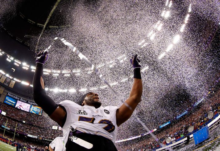 Ray Lewis fagnar sigrinum.