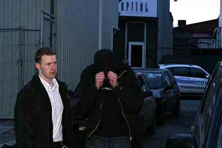 Tomas Malakauskas hylur andlit sitt.