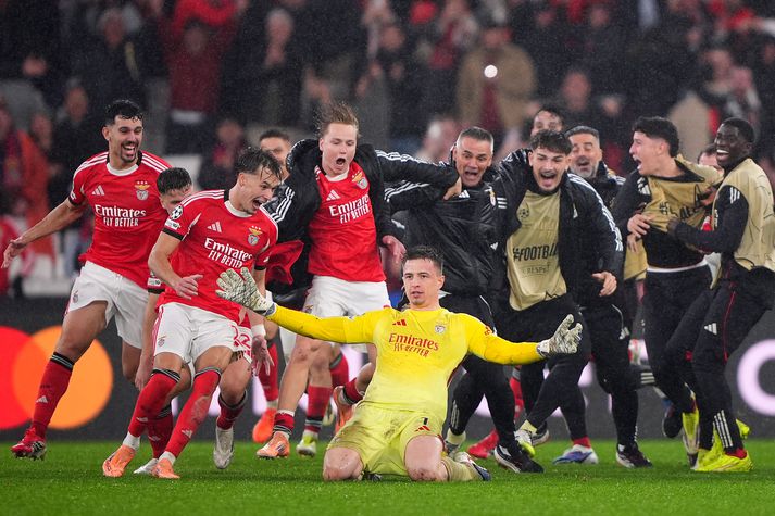 Anatoliy Trubin fagnar marki sínu sem tryggði Benfica 4-2 sigur og sæti í umspilinu en þetta var síðasta snerting leiksins.