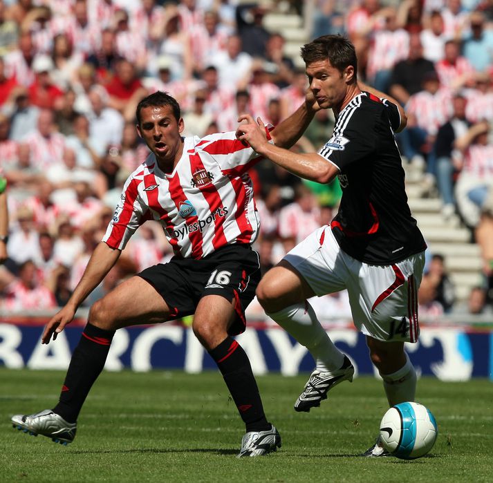 Xabi Alonso og Michael Chopra í baráttunni.