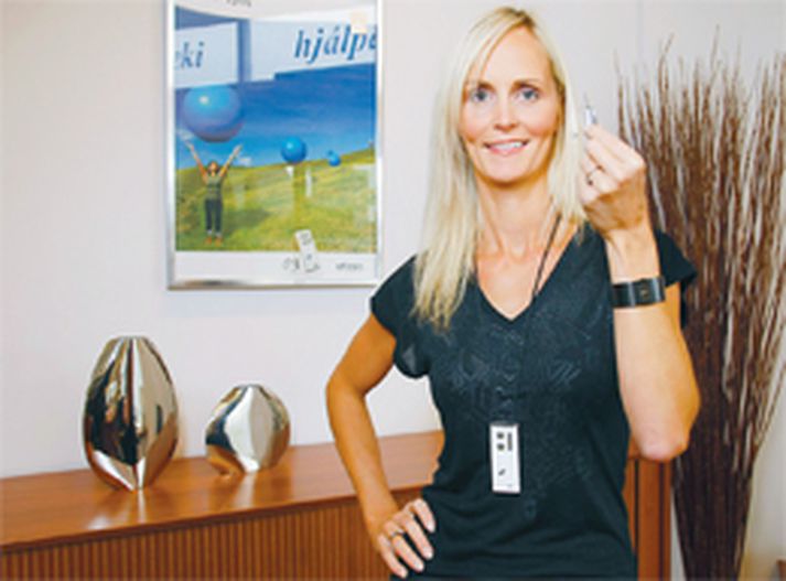 Anna heldur hér á Epoq-heyrnartæki sem er svo nett að augað fær það varla greint.