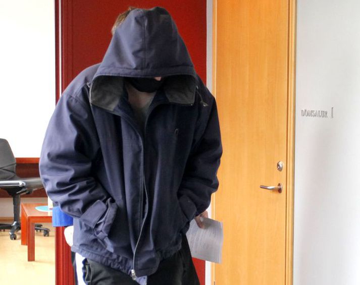 Leiddur fyrir dómara Héraðsdómur Reykjaness úrskurðaði manninn í tveggja vikna gæsluvarðhald í gær.Fréttablaðið/valli