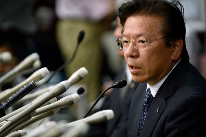 Forstjóri Mitsubishi Motors, Tetsuro Aikawa , ræðir hér við blaðamenn vegna uppgötvunarinnar um falsanir fyrirtæksins.