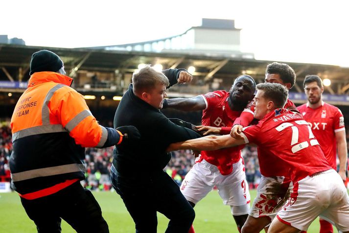 Leikmenn Nottingham Forest þurftu að verja sig fyrir árás frá þessum stuðningsmanni.