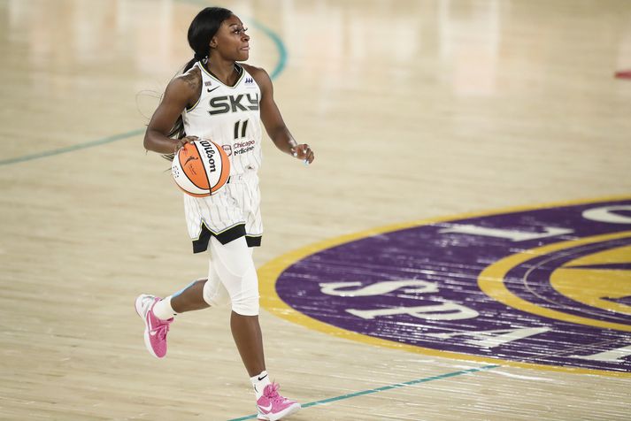 Tungan út og allt saman hjá Dönu Evans sem sést hér í leik WNBA meistaraliði Chicago Sky.