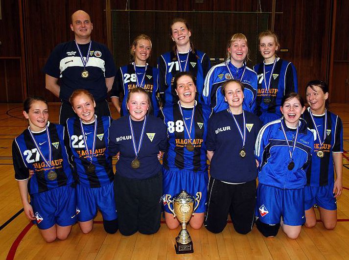 Unglingaflokkur kvenna í handbolta fagnar Íslandsmeistaratitli fyrir nokkrum árum. Grótta rekur þrjár deildir í dag, knattpspyrnu-, handbolta- og fimleikadeild.