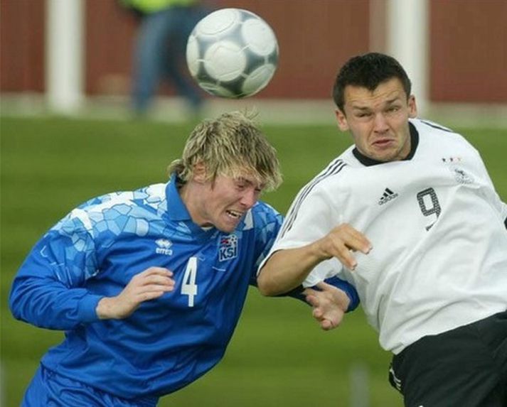 Haraldur Freyr á hér í höggi við sóknarmanninn Benjamin Auer í U-21 landsleik Íslands og Þýskalands á Akranesi árið 2003.