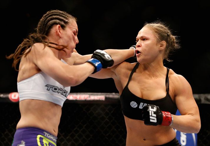 Rousey er hér að taka andstæðing í gegn.