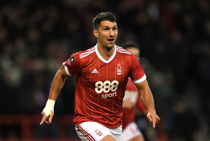 Eric Lichaj skoraði tvö fyrstu mörk Nottingham Forest í sigrinum óvænta á Arsenal.