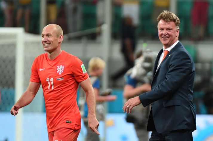 Arjen Robben og Louis van Gaal fagna sigri í gærkvöldi.