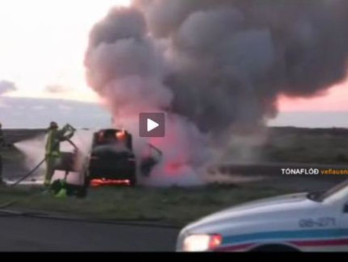 Bíllinn varð alelda á örskotsstundu.