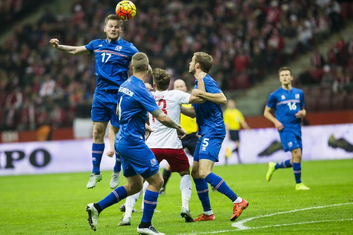 Aron Einar Gunnarsson í baráttunni gegn Póllandi á föstudagskvöldið.