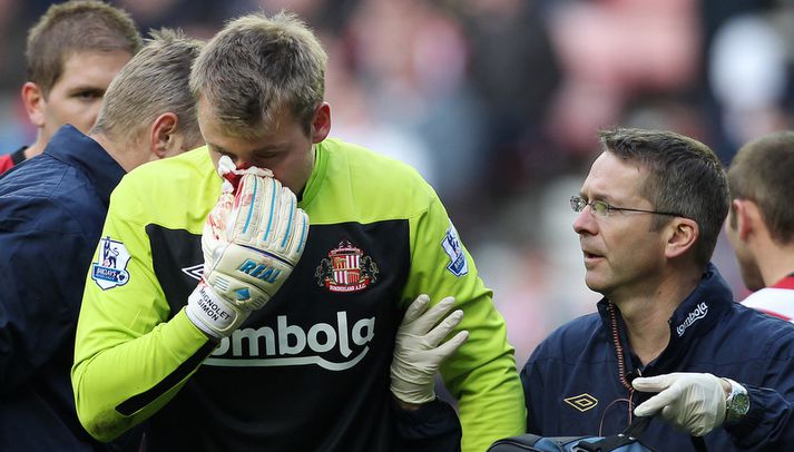 Mignolet gengur hér blóugur af velli í síðasta mánuði.