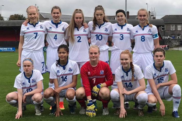 Sveindís Jane Jónsdóttir er hér númer 16 og Alexandra Jóhannsdóttir er númer 8 í hópi félaga sinna í sautján ára landsliðinu.