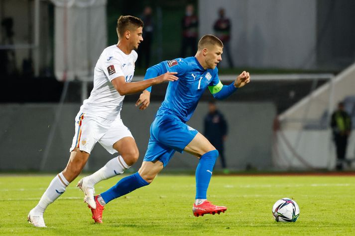 Jóhann Berg í leik gegn Rúmeníu sumarið 2021.