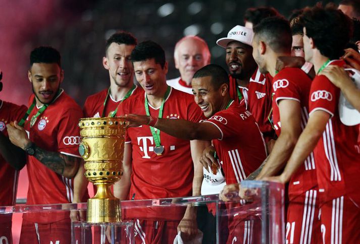 Thiago Alcantara þekkir ekkert annað en að vinna titla, bæði með Bayern og hjá Barcelona. Hér fagnar hann tvöföldum sigri Bæjara á leiktíðinni.