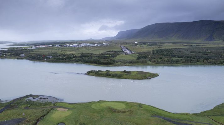 Nýja brúin yfir Ölfusárbrú verður á Efri Laugdælaeyju sem sést hér fyrir miðri mynd og nemur land við golfvöllinn á Selfossi. Handan við ána sést hvar verktakar eru byrjaðir að keyra efni í vegtenginguna frá Biskupstungnabraut.