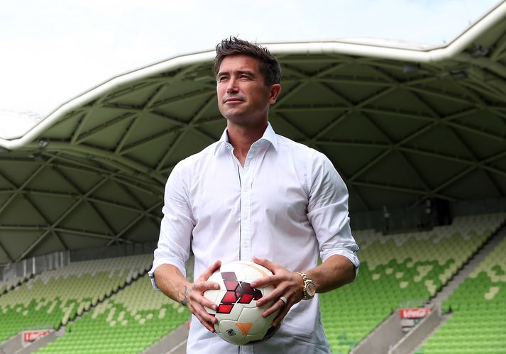 Harry Kewell tilkynnir að hann hætti í fótbolta á blaðamannafundi í Melbourne.