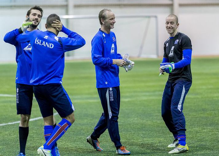 Markverðirnir Gunnleifur og Hannes Þór Halldórsson voru í stuði á æfngu landsliðsins í gær.