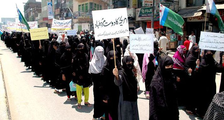 Hópur fólks kom saman í Gujranwala skammt frá Lahore í Pakistan í gær til að mótmæla árás hersins á herskáa múslima í Rauðu moskunni í síðustu viku.