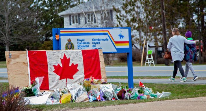 Tuttugu og tveir létust eftir skotárás í Nova Scotia í Kanada um síðustu helgi. Árásin stóð yfir í um þrettán klukkutíma.