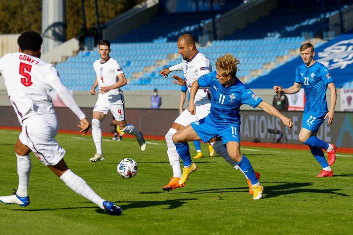 Kyle Walker í baráttunni við Albert Guðmundsson.