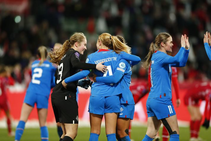 Íslenska landsliðið tryggði sér sæti í umspilinu, og forðaðist beint fall í B-deild, með sigri gegn Wales á dögunum sem liðið fylgdi svo eftir með sætum sigri á Danmörku.