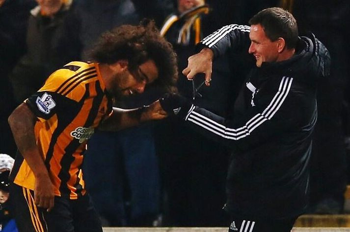 Huddlestone bregður á leik í fagnaðarlátunum. Reikna má með honum stuttklipptum í næsta leik Hull.