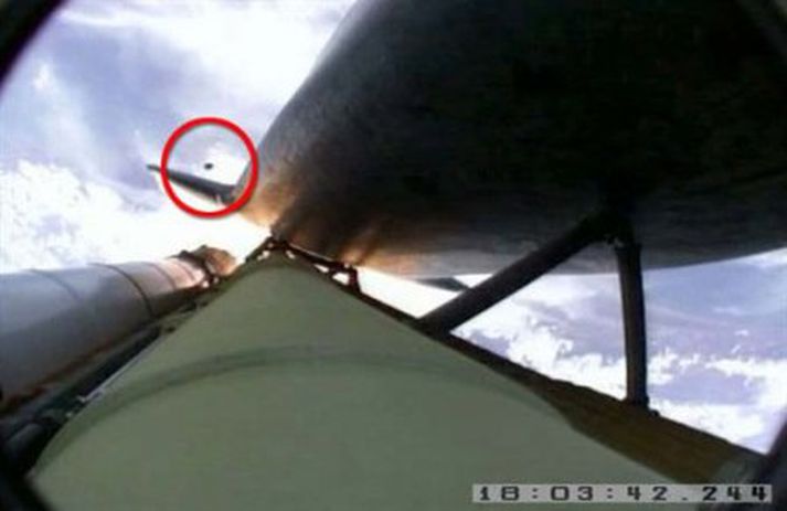 Rauði hringurinn á myndinni er utan um  brakið sem rakst í hitahlíf Atlantis. Þetta er greinilega talsvert stór hlutur.