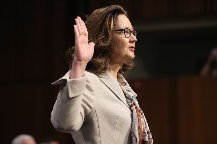 Gina Haspel við upphaf fundar leyniþjónustunefndarinnar.