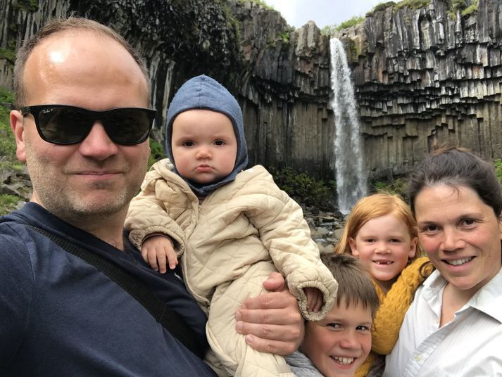 Jóhann Bjarni og Eyrýn Björk með börnunum við Svartafoss.