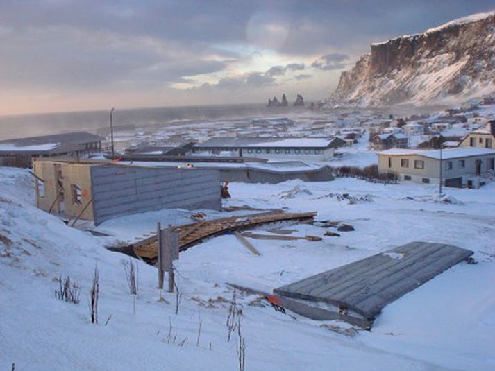 Steinveggur og steypumót fuku á hliðina í Vík í Mýrdal.