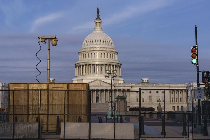 Öryggisgirðing hefur verið reist utan um bandaríska þinghúsið, Capitol, í Washington í aðdraganda boðaðra mótmæla í dag. Óvist er hvernig mæting verður, en lögregla teflir ekki á tvær hættur eftir áhlaupið sem stuðningsfólk Donalds Trump gerði á þinghúsið í janúar síðastliðnum. 