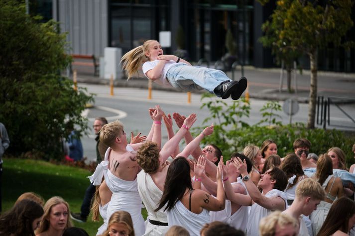 Það var ótrúleg stemning fyrir utan Menntaskólann í Reykjavík eftir hádegi í dag. 