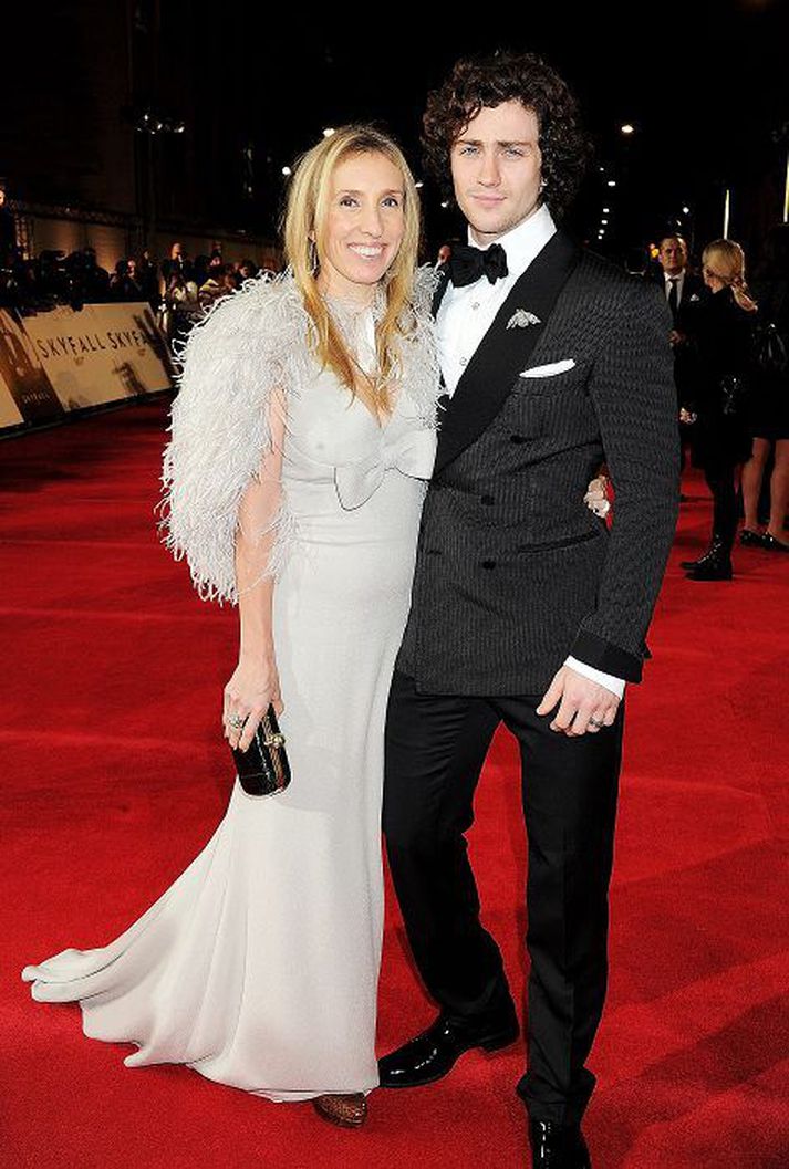 Sam Taylor-Johnson giftist aðalleikara kvikmyndarinnar Nowhere Boy, Aaron Taylor-Johnson, í fyrra. Aaron er 23 árum yngri en eiginkonan.