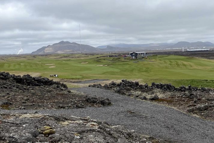 Húsatóftavöllur í Grindavík stendur í stórbrotnu landslagi rétt við sjávarkambinn