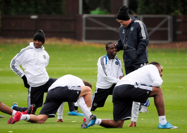Knattspyrnustjórinn Carlo Ancelotti ræðir við Gael Kakuta á æfingu Chelsea.