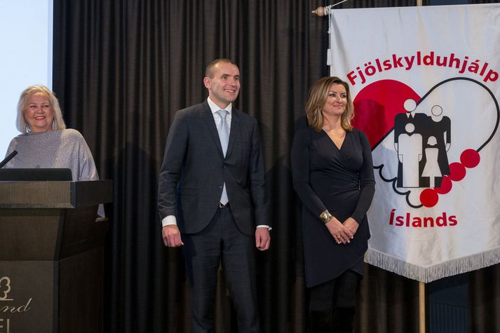 Forsetinn ásamt Lindu P. á athöfninni. Í pontu stendur Ásgerður Jóna Flosadóttir, formaður Fjölskylduhjálpar Íslands.