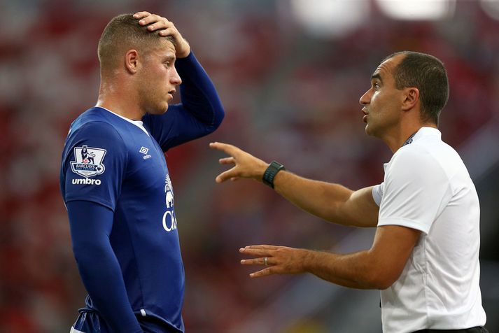 Stones ræðir við Roberto Martinez, stjóra Everton.