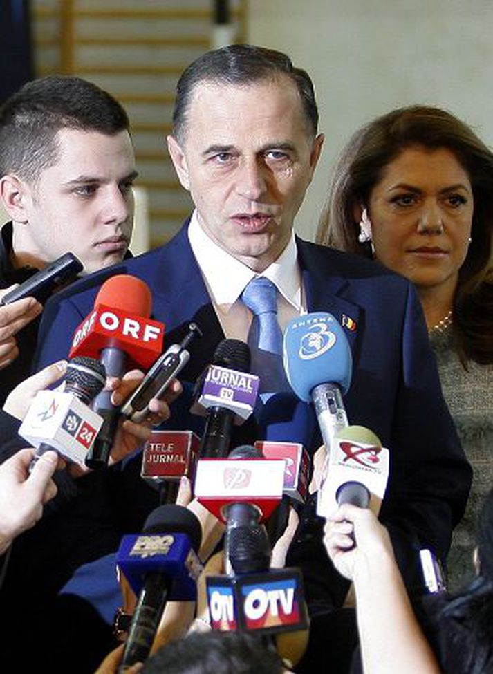 Mircea Geoana leiðtogi Sósíaldemókrata sættir sig ekki við niðurstöðu kjörstjórnar.fréttablaðið/AP