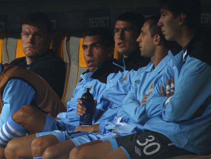 Carlos Tevez á bekknum í gær.