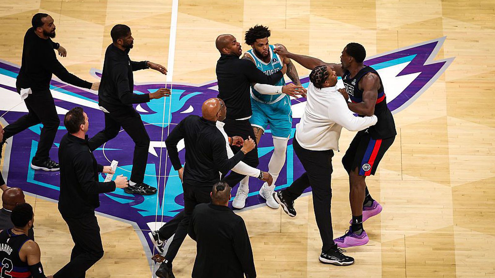 Fjórum hent úr húsi eftir hópslags­mál