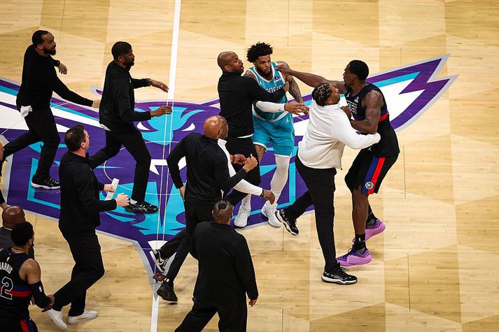 Hnefarnir voru látnir tala í Charlotte í nótt.