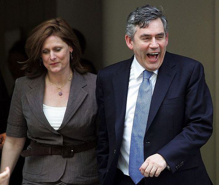Gordon Brown og Sarah, eiginkona hans Á föstudaginn tilkynnti Brown opinberlega að hann myndi bjóða sig fram sem arftaki Blairs.