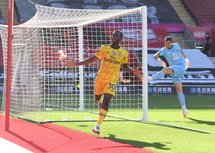 Eddie Nketiah fagnar marki sínu en Alex McCarthy er augljóslega óánægður með sjálfan sig.