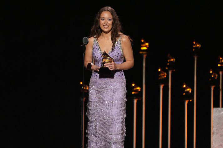 Laufey Lín var tók á móti sínum öðrum Grammy-verðlaunum í þessum glæsilega kjól.