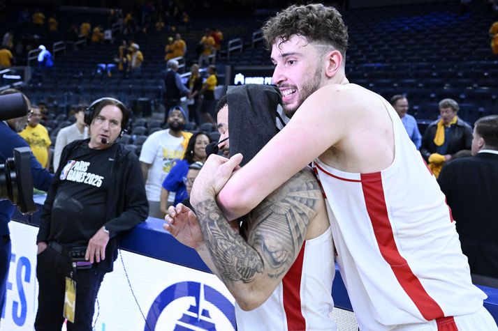 Alperen Sengun faðmar Fred VanVleet, stigahæsta leikmann Houston Rockets, í leiknum gegn Golden State Warriors í nótt.